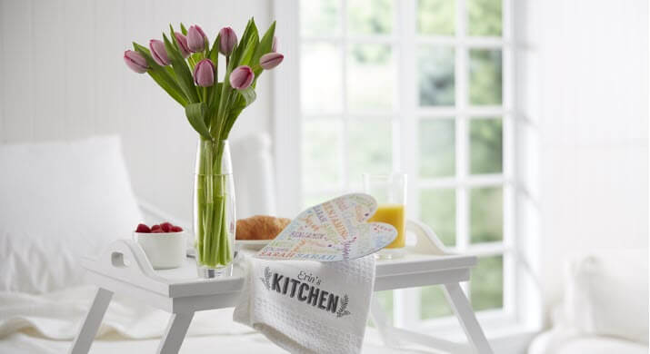 gifts for expecting moms with breakfast in bed