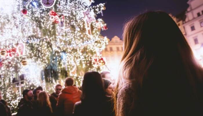 christmas shopping tips with woman looking at giant christmas tree