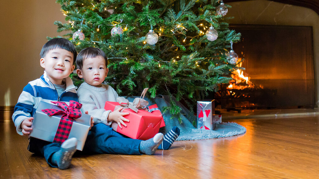 christmas card photo ideas laughs tinsel