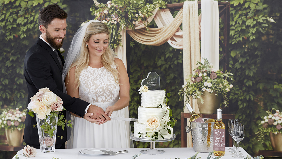 wedding traditions cutting cake