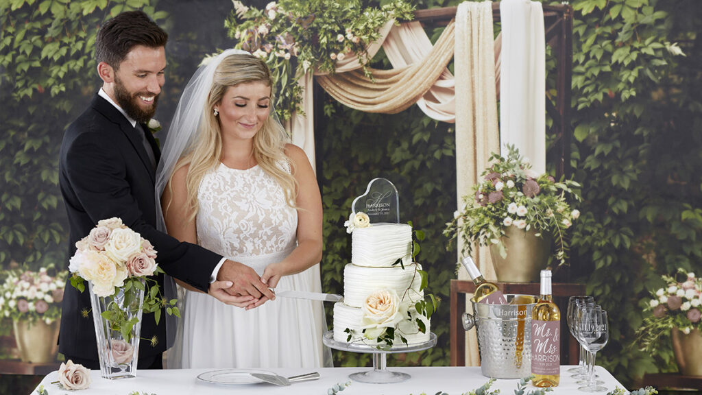 fall wedding ideas cutting cake